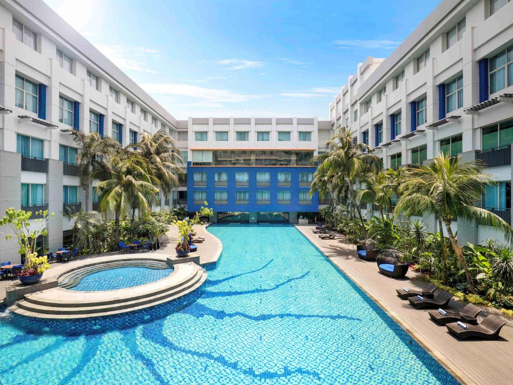 The swimming pool at or close to Novotel Jakarta Mangga Dua Square