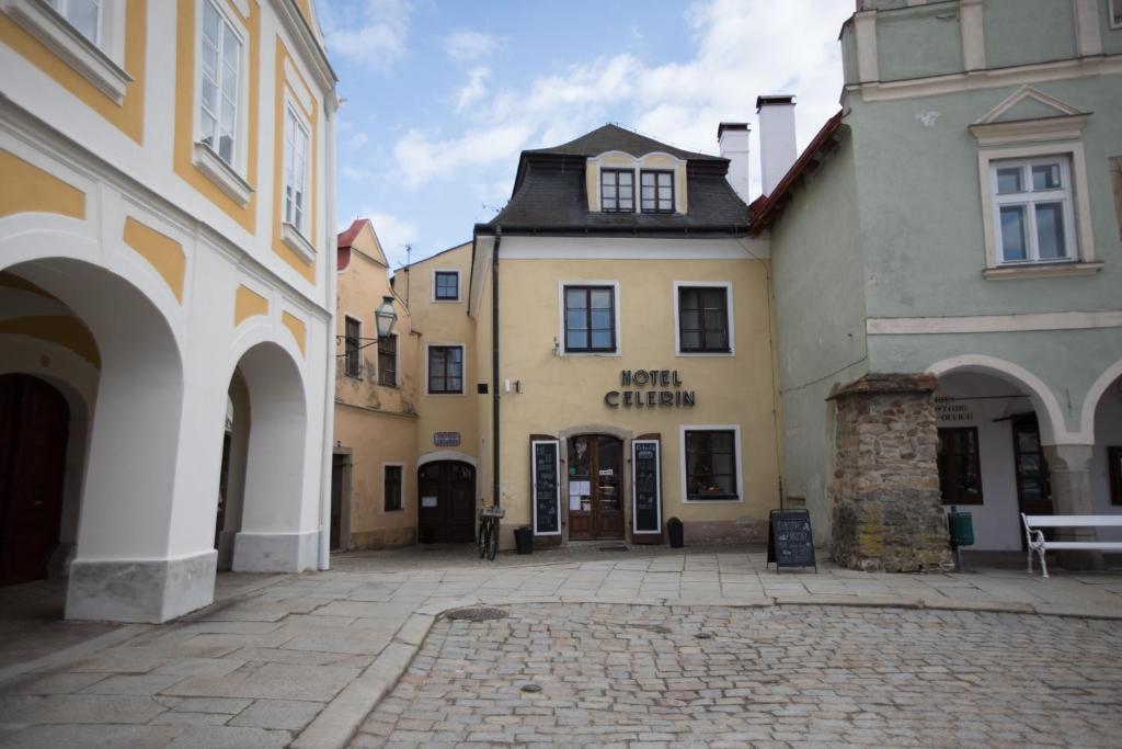 un gruppo di edifici su una strada di ciottoli di Hotel Celerin a Telč