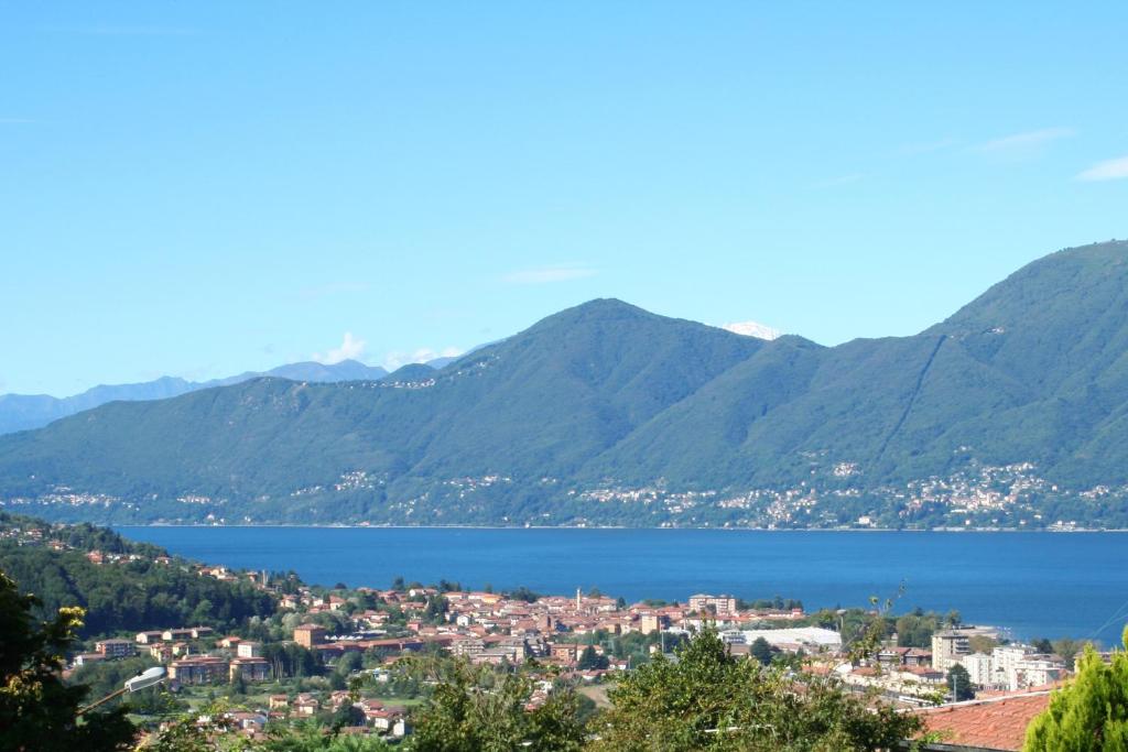 uma vista para uma cidade e um corpo de água em Villa dei Fiori em Luino