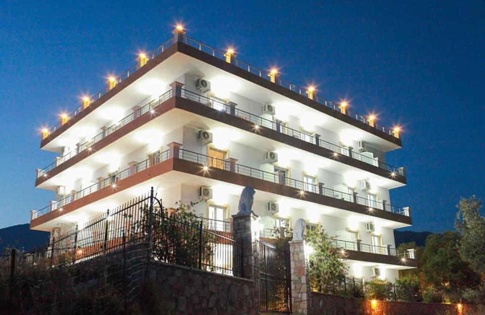 um grande edifício branco com luzes em cima em Mihalis Apartments em Himare