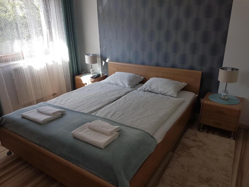 - une chambre avec un grand lit et 2 serviettes dans l'établissement Angel Apartament, à Władysławowo