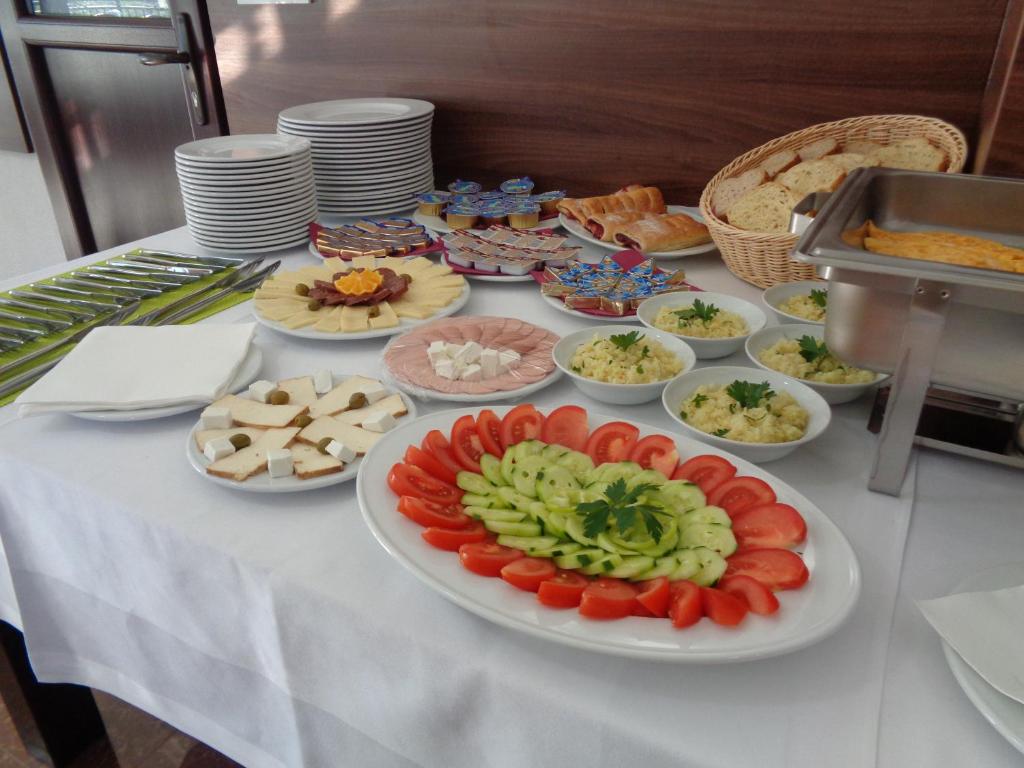 een tafel met borden eten op een tafel bij Hotel Novalić Konjic in Konjic