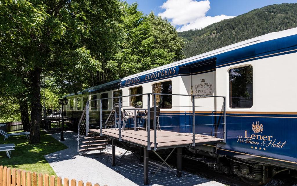 カンポ・ディ・トレンスにあるLuxury Lodge - Orient Express Lenerの青白列車