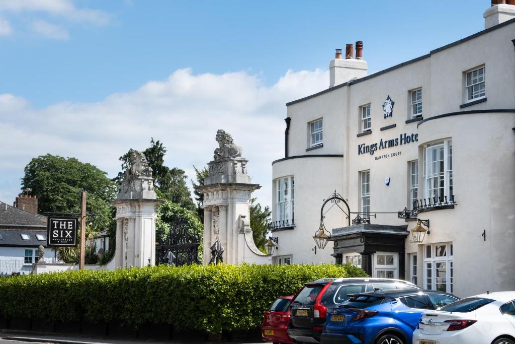 un coche azul estacionado frente a un edificio en The Kings Arms, en Kingston upon Thames