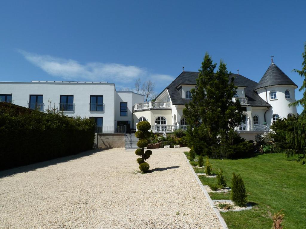 A garden outside Gästehaus Villa Casamia