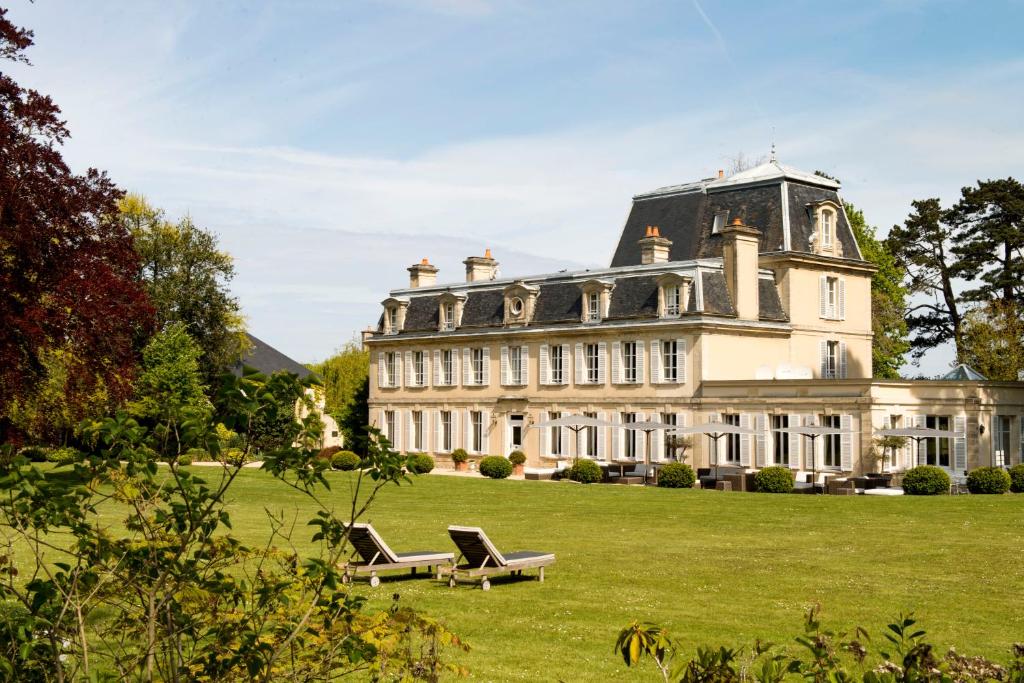 Chateau La Cheneviere tesisinin dışında bir bahçe