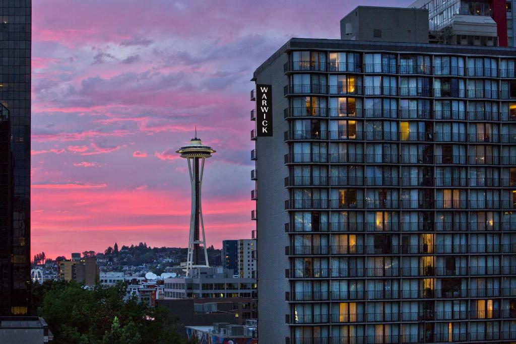 Blick auf ein Gebäude mit einem Turm in der Stadt in der Unterkunft Warwick Seattle in Seattle