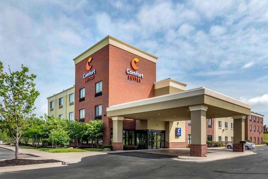 un edificio con un cartel en el costado en Comfort Suites Speedway - Kansas City, en Kansas City