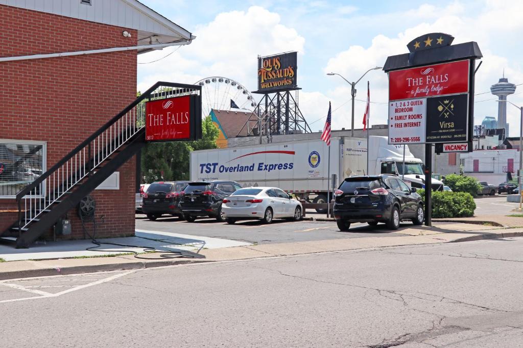 una calle con coches aparcados frente a un restaurante de comida rápida en The Falls Family Lodge, en Niagara Falls