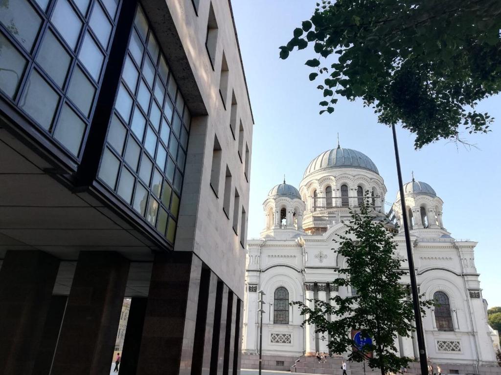 un gran edificio blanco con cúpulas encima en Sija's house, en Kaunas