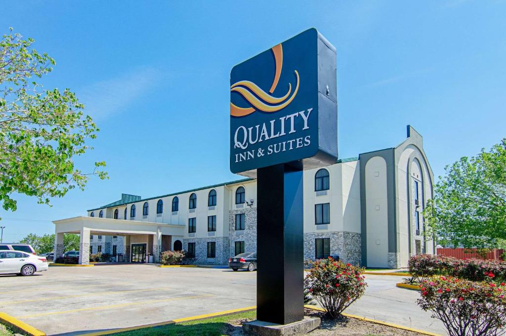 un cartello di fronte a un edificio di Quality Inn & Suites Near Tanger Outlet Mall a Gonzales