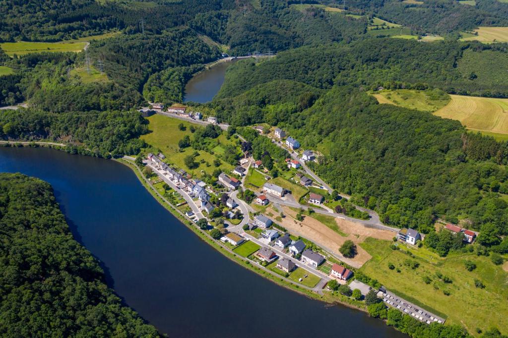 uma ilha no meio de um lago em Gite rural a Bivels em Bivels