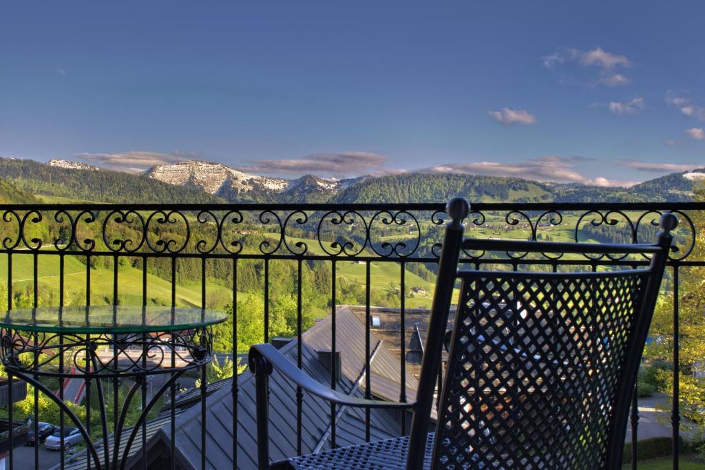 einen Balkon mit einem Tisch und Stühlen sowie Aussicht in der Unterkunft Hotel Bayerischer Hof in Oberstaufen