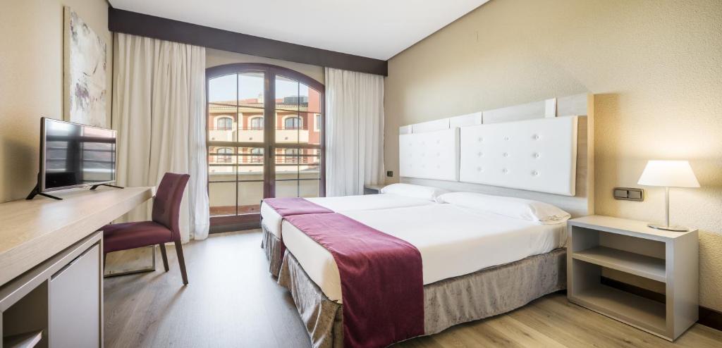 Una cama o camas en una habitación de Ilunion Golf Badajoz