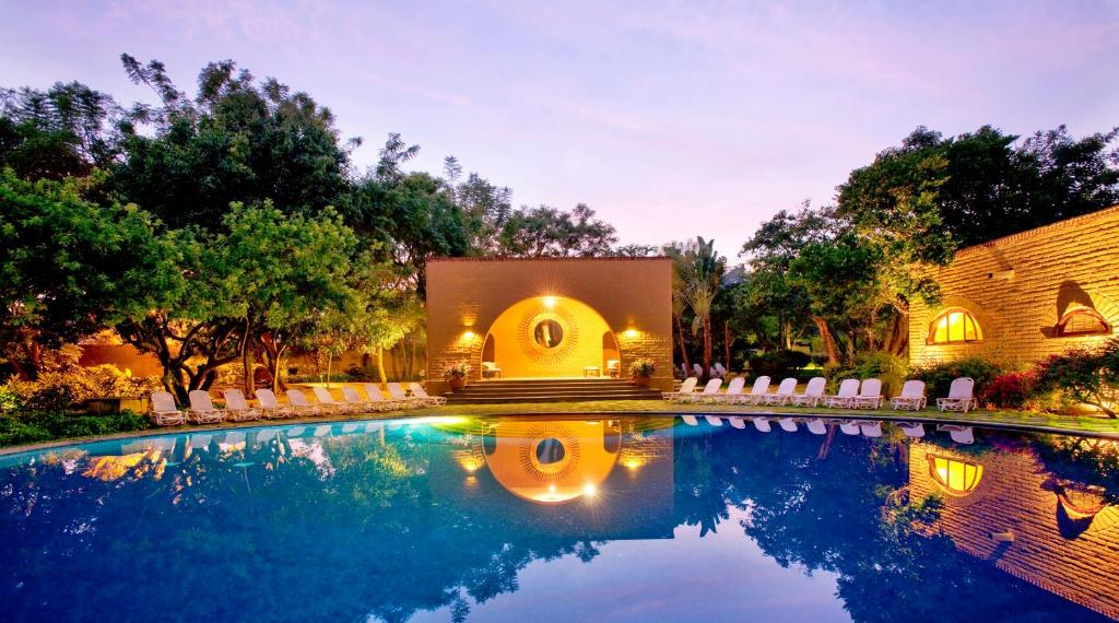 una casa con piscina frente a un edificio en Mision del Sol Resort & Spa Adults Only, en Cuernavaca