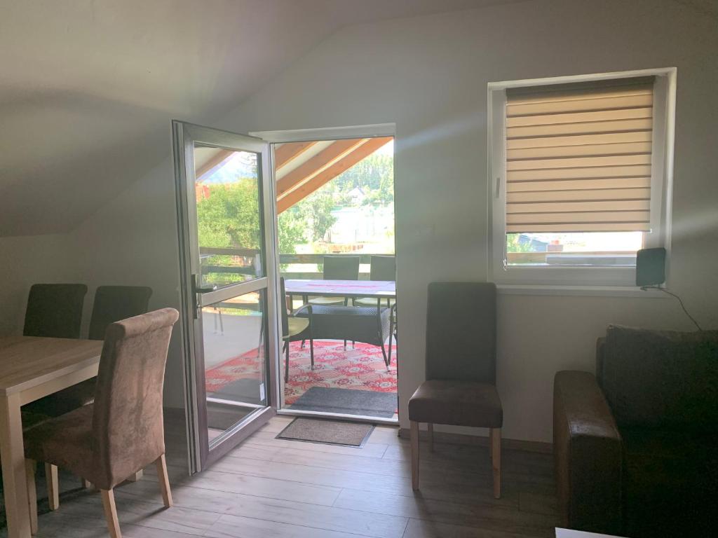 d'une salle à manger avec une table et une porte coulissante en verre. dans l'établissement Apartmánový dom Magda, à Vrbov