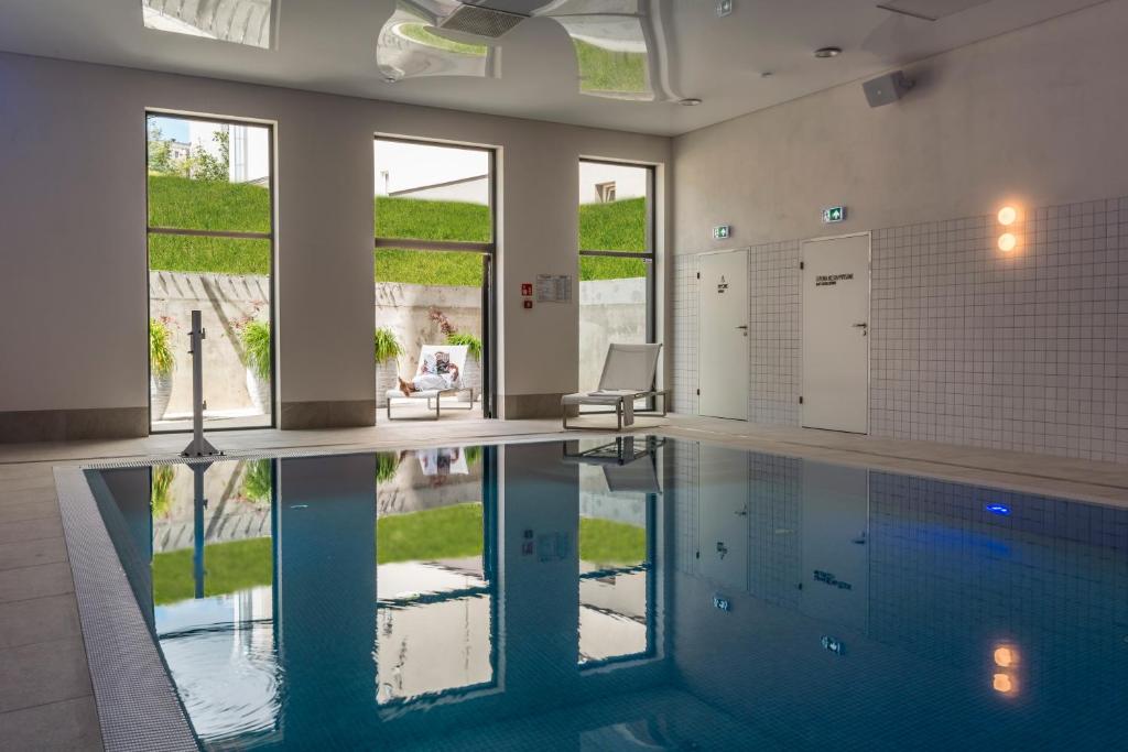 uma piscina numa casa com um quarto grande em Antares Hotel em Gdynia