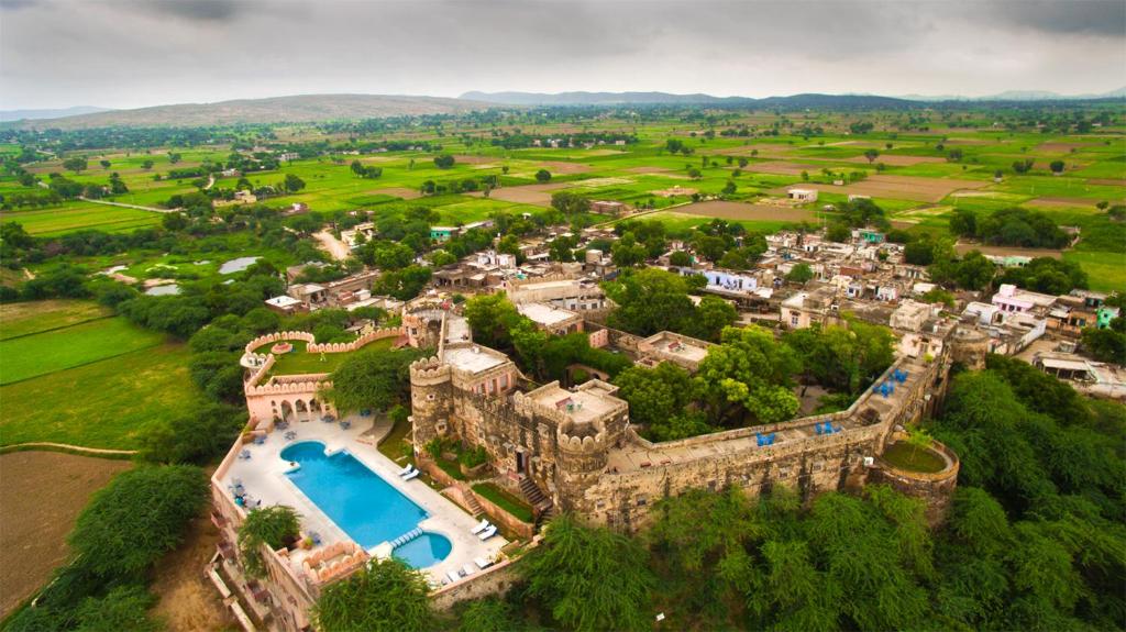 The swimming pool at or close to Neemrana's - Hill Fort - Kesroli