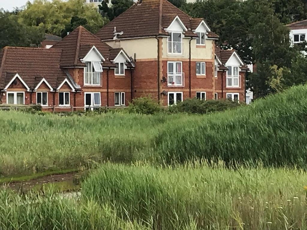 南安普敦Weston Shore的草地上一座大型砖屋