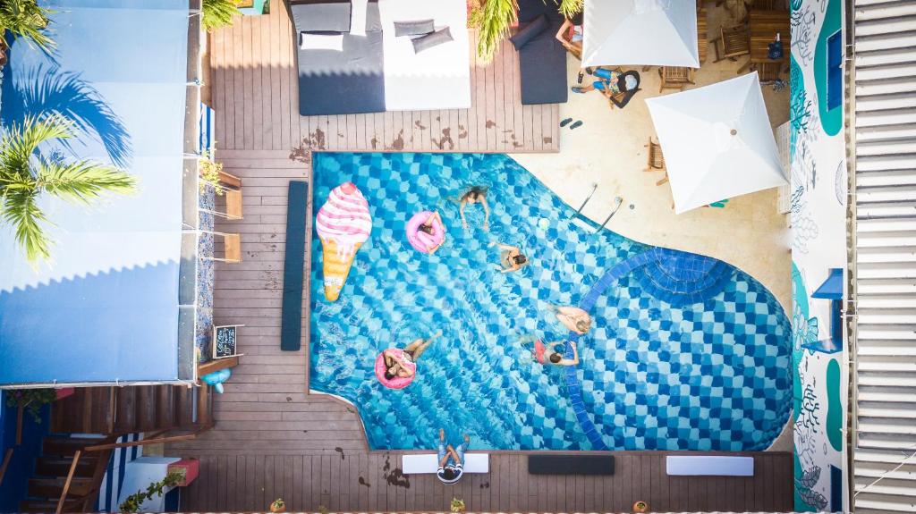 The swimming pool at or close to Casa del Puerto Hostel & Suites