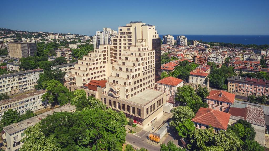 uma vista panorâmica de um grande edifício numa cidade em Студио Тони em Varna