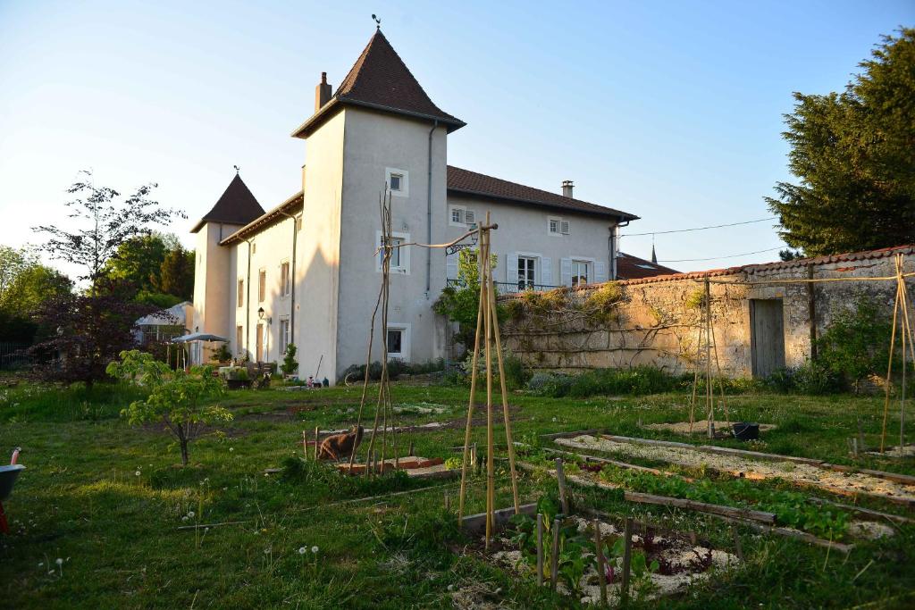 O grădină în afara chambre d'hôte les avettes