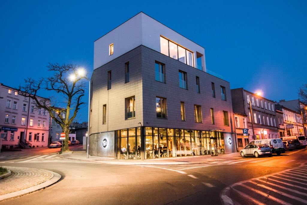 een gebouw op de hoek van een straat 's nachts bij Apartamenty Dobry Browar in Gniezno