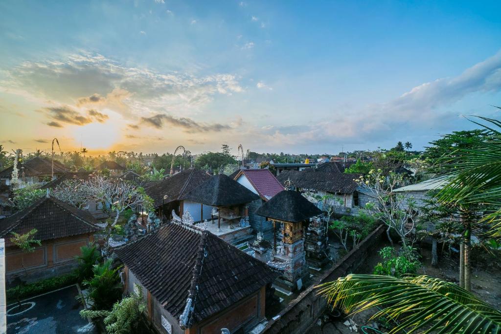 una vista aerea di un villaggio con case di Jero Griya Ubud ad Ubud