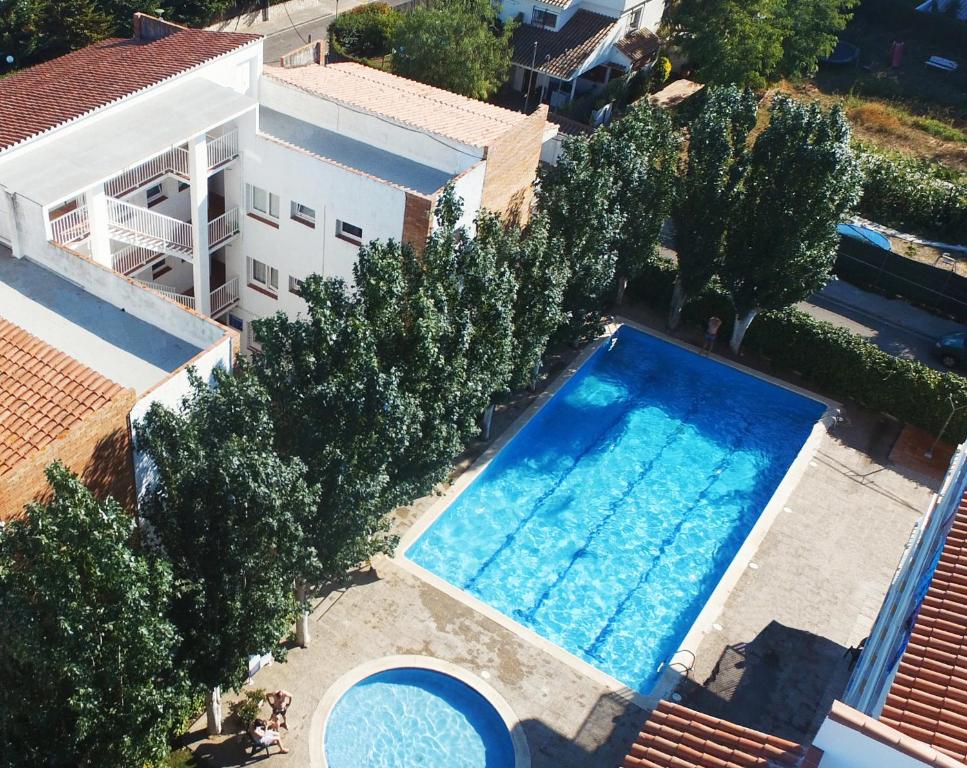 an overhead view of a swimming pool next to a building at Apartamentos Sunway Arizona in Sitges