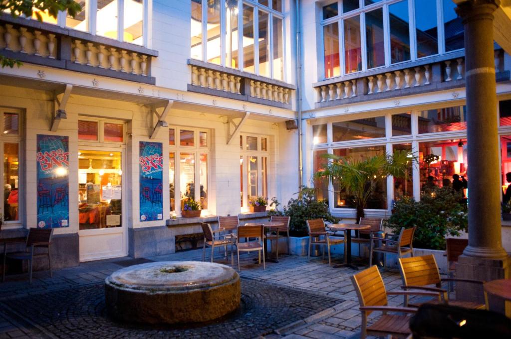 ein Restaurant mit Baumstumpf vor einem Gebäude in der Unterkunft Jacques Brel Youth Hostel in Brüssel