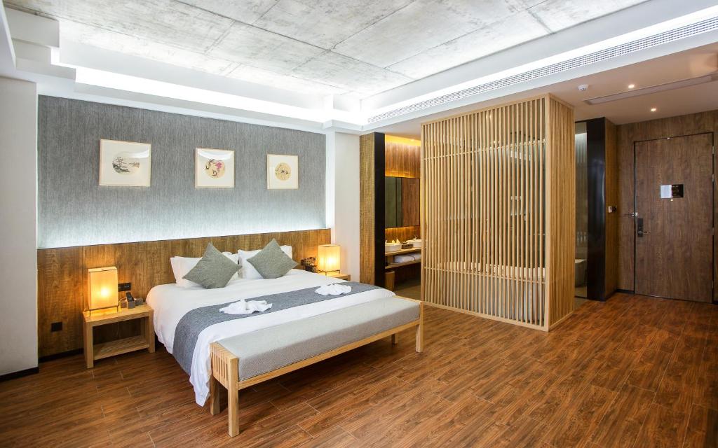 Un ou plusieurs lits dans un hébergement de l'établissement Lin Yin Art Hotel Shanghai（Pudong airport）