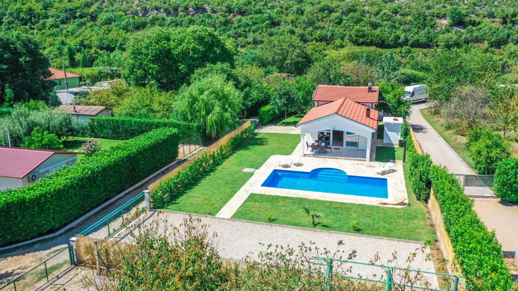 una vista aérea de una casa con piscina en Villa Mirna, en Mostar