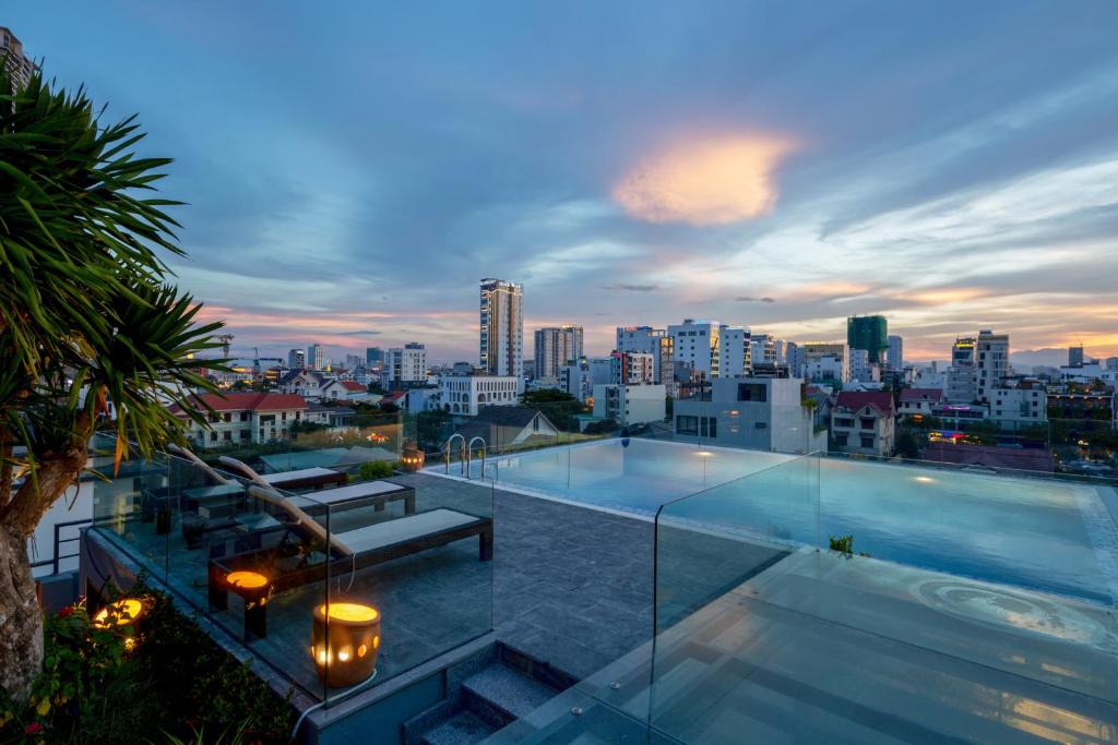 una piscina en la azotea de un edificio en DANA RESIDENCE, en Da Nang