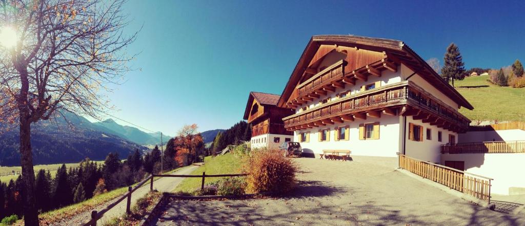 een groot gebouw met een dak op een berg bij Oberpapping in San Candido