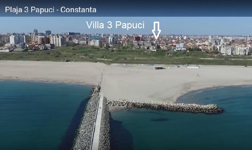 eine Luftansicht auf einen Strand mit einer Brücke in der Unterkunft Villa 3 papuci in Constanţa