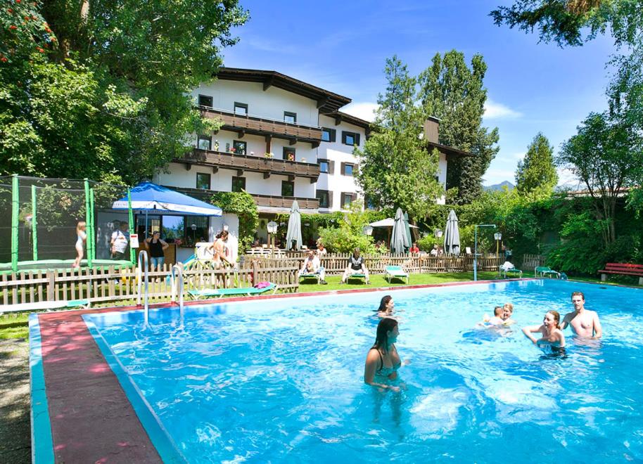 un grupo de personas jugando en una piscina en Hotel Linde, en Wörgl