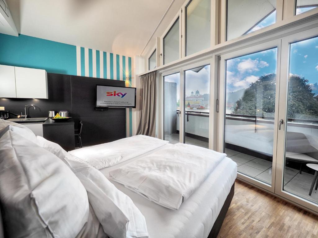 Tempat tidur dalam kamar di Apparthotel Rivers Passau