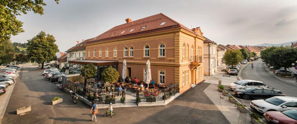 einen Blick über ein Gebäude auf einer Stadtstraße in der Unterkunft Hotel Vila Pohorje in Slovenj Gradec