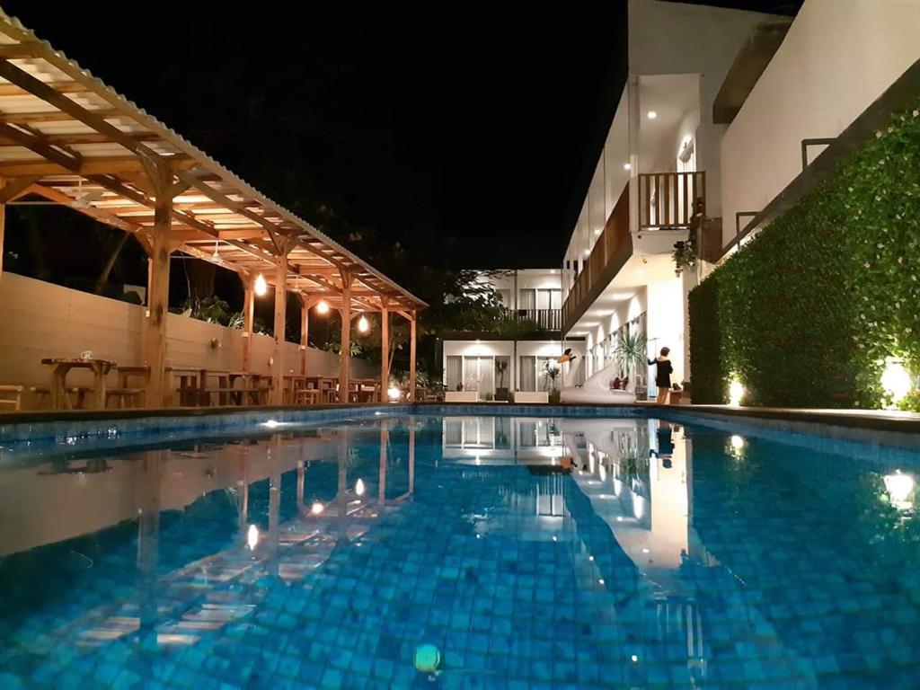 ein Swimmingpool in einem Hotel in der Nacht in der Unterkunft Deja Vu in Gili Trawangan