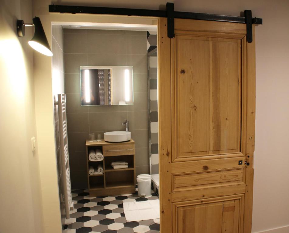 bagno con mobile in legno e lavandino di Hotel Saint Vincent a Lione