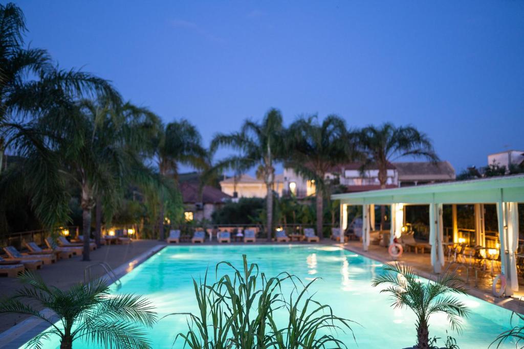 Swimming pool sa o malapit sa Zoe Seaside Resort