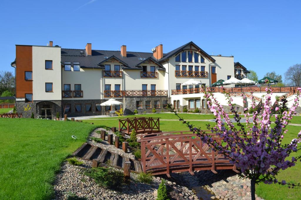 A garden outside Borowinowy Zdrój Hotel Wellness Spa & Conference