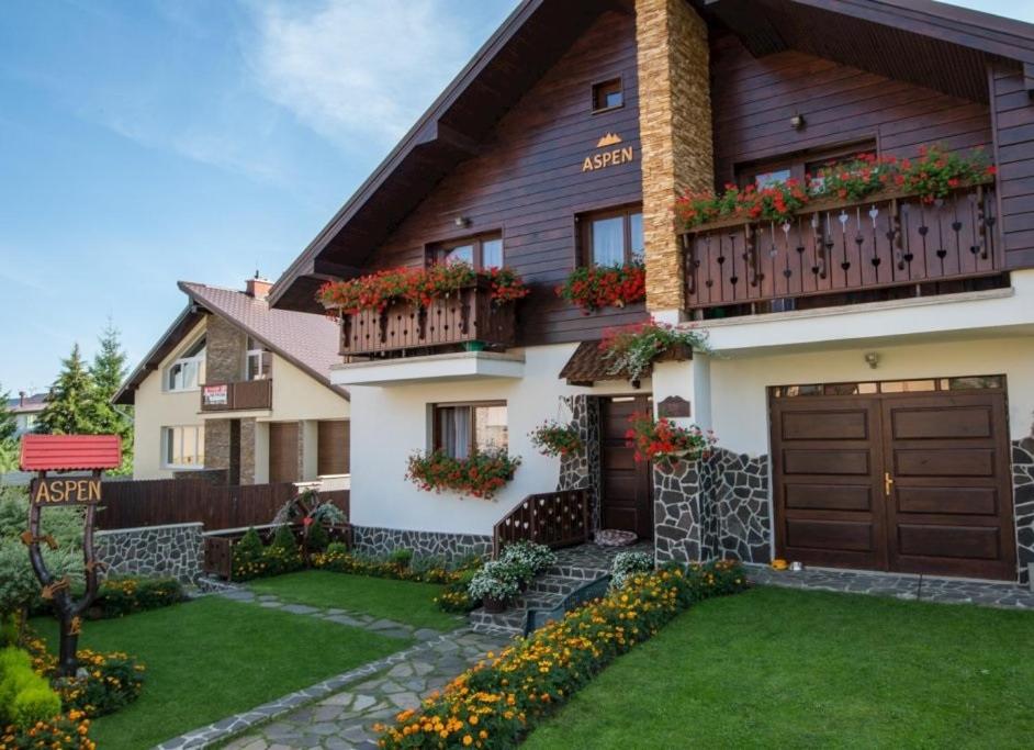 ein Haus mit einem Balkon mit Blumen darauf in der Unterkunft ASPEN in Nová Lesná