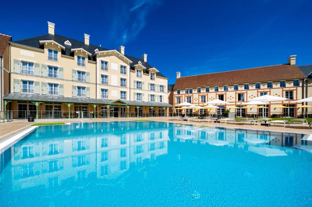 Kolam renang di atau di dekat Staycity Aparthotels near Disneyland Paris