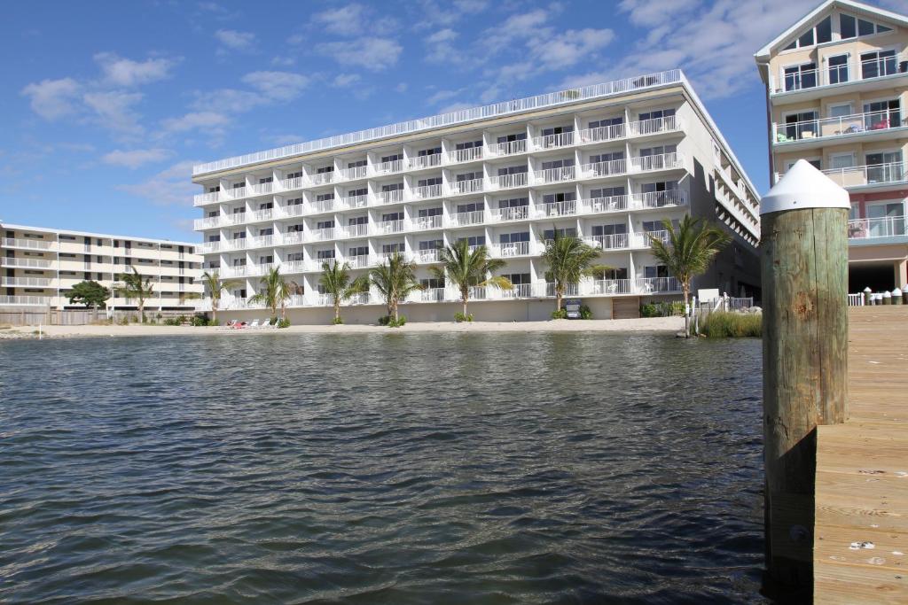 um hotel com uma doca em frente a um corpo de água em Princess Bayside Beach Hotel em Ocean City