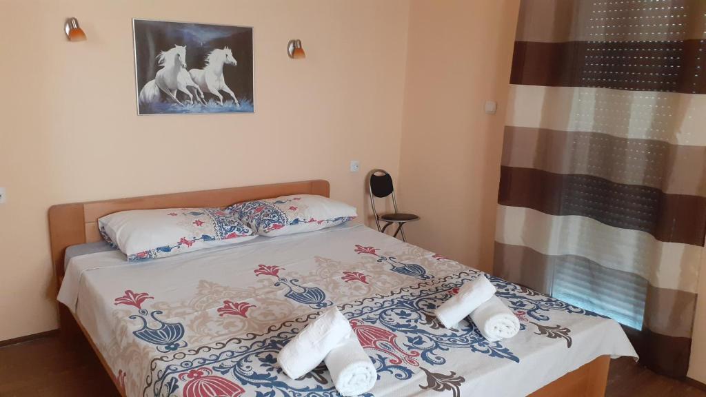 een kleine slaapkamer met een bed met handdoeken erop bij Sunshine in Gevgelija