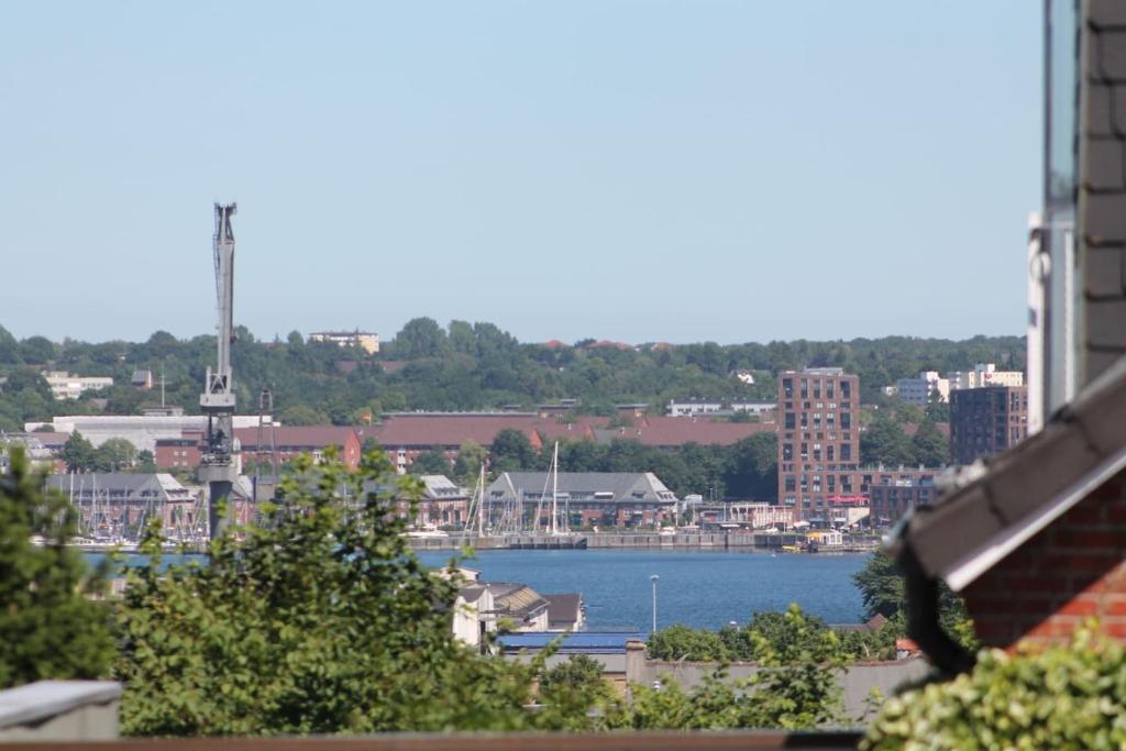 vistas a una ciudad con un cuerpo de agua en Ferienwohnung Möwenblick, en Flensburg