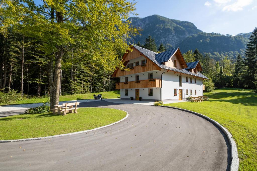 een kronkelende weg voor een huis bij Bohinj Apartments Goldhorn Kingdom in Bohinj