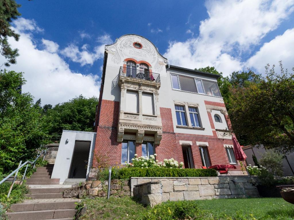 un ancien bâtiment en briques avec une tour d'horloge dans l'établissement Ferienwohnung Villa Elisabeth, à Erfurt