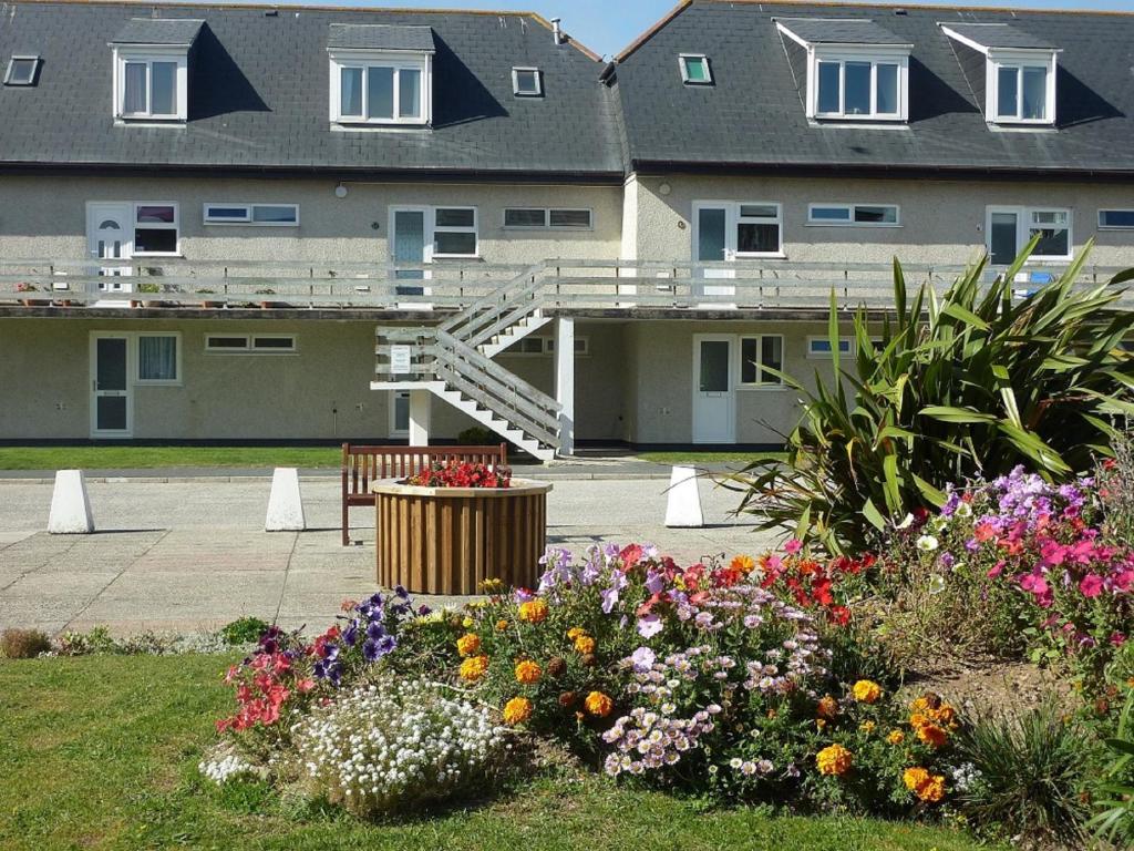 un groupe de fleurs devant un bâtiment dans l'établissement 2 Rosemullion, à Perranporth